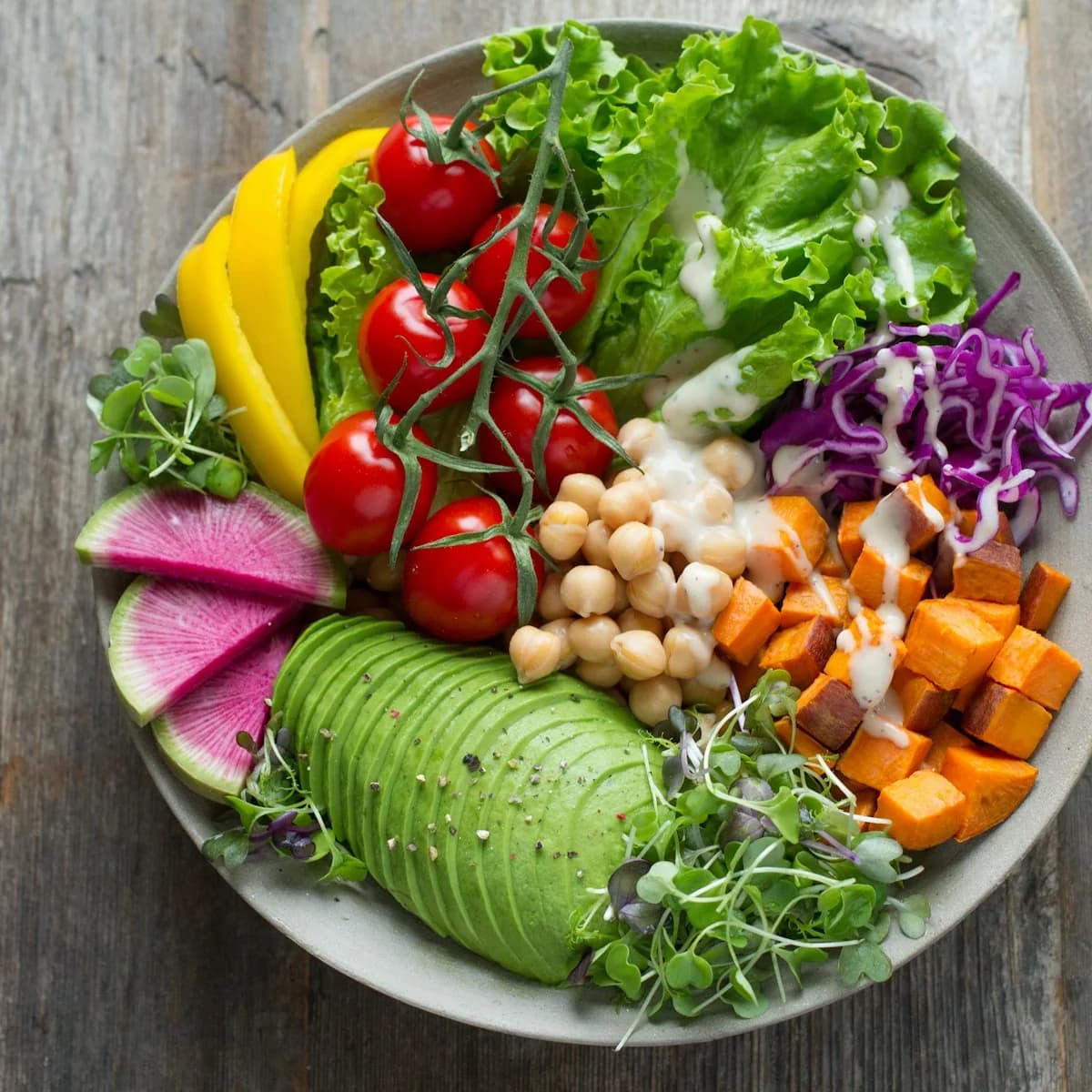 Ensalada con aguacate, espinacas y granada